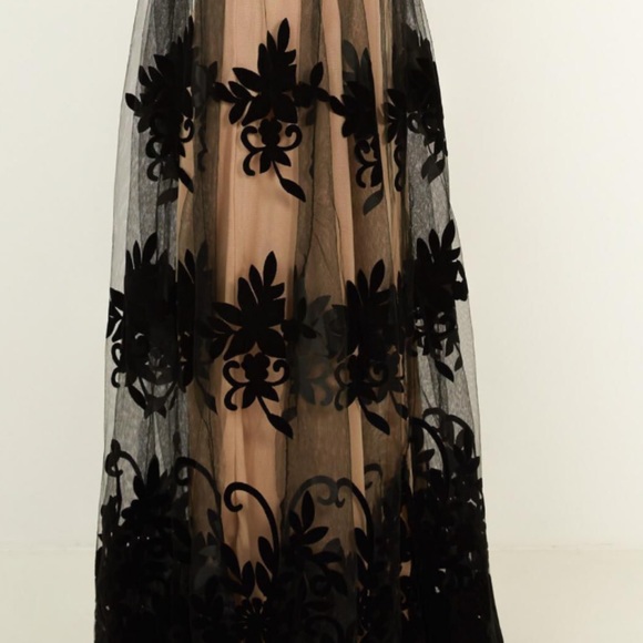 LUXXEL ELEGANT BLACK NUDE FLORAL LACE STRAP DEEP V-NECK GOWN sz S - Picture 4 of 15